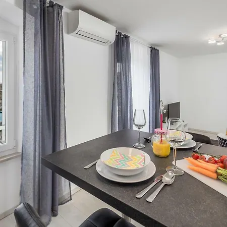 Point Apartment *